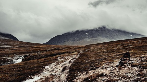 Quels sont les meilleurs itinéraires pour une randonnée à travers les montagnes de Tenerife, Espagne : conseils et période idéale ?